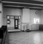 153738 Interieur van het N.S.-station Waddinxveen te waddinxveen: wachtkamer met loket.